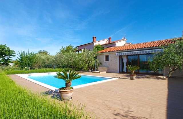 Villa with swimming pool and summer kitchen