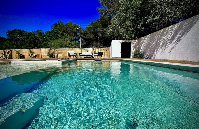 Villa with swimming pool, Jacuzzi and pétanque court.