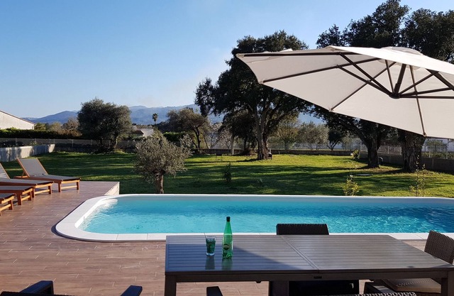 VILLA WITH SWIMMING POOL in a wooded park close to sandy beaches
