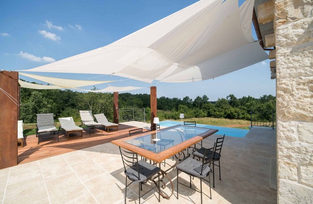 Villa with swimming pool in quiet surroundings