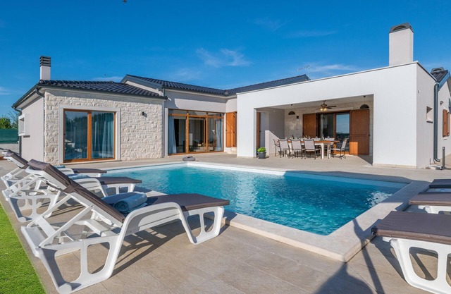 Villa with swimming pool, 500 m from the sea, TOP LOCATION, barbecue, washing machine, dishwasher