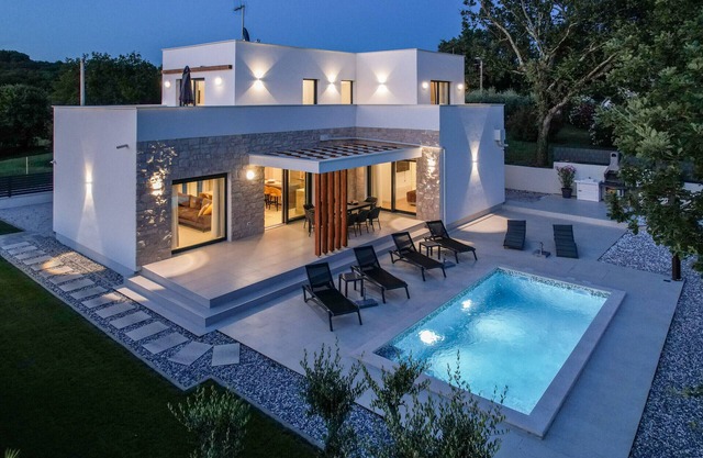 Villa Zanetta pet friendly near Poreč for 6 people with sea view & private pool