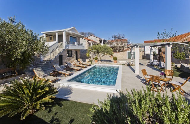 Villa Žurnata - Three Bedroom Villa with pool