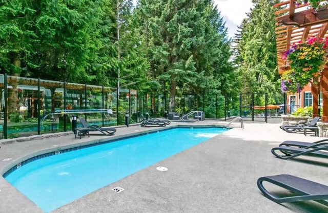 Village Modernist Studio - Hottub & Pool