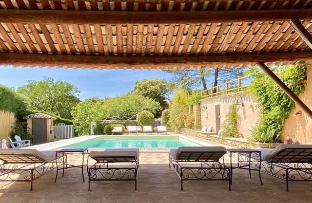 VILLAGE ON FOOT, 4 PROVENCAL ROOMS HEATED POOL, PANORAMIC LUBERON VIEW, A/C WIFI