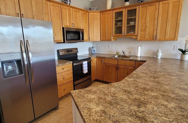 VILLAGES OF FIVE POINTS! COMMUNITY POOL! LINENS INCLUDED!