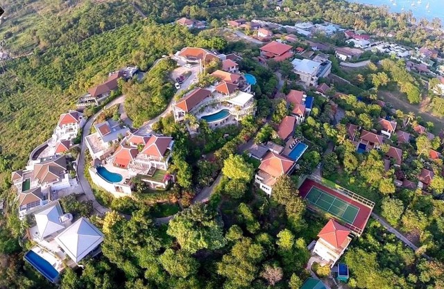 Villamanda: Hilltop home with stunning sea views