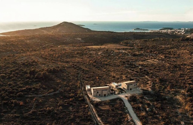 Villas Misto, Two peaceful villas with stunning sea views - spacious and private for 18 guests