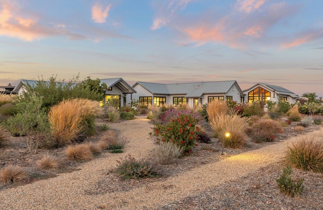 Vineyard Farmhouse Estate with pool & pickleball