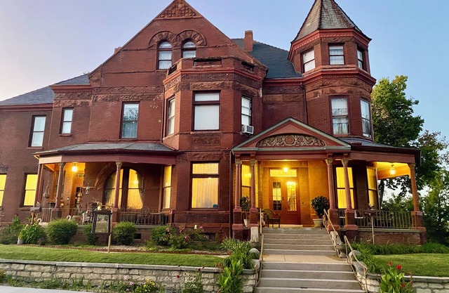 Vineyard Mansion & Carriage House Bed & Breakfast