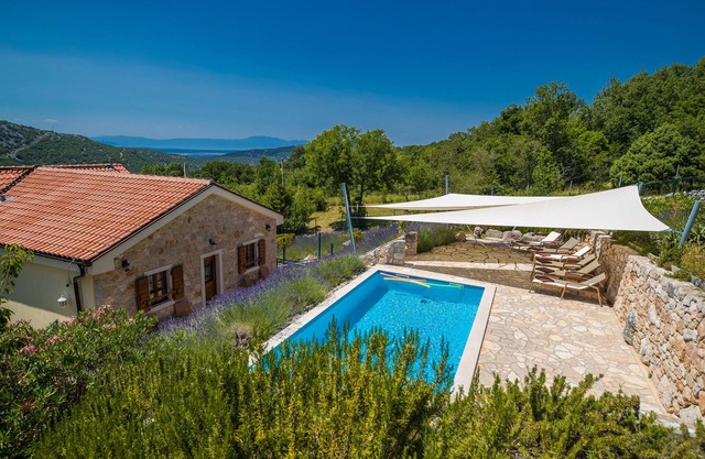 VinodolSun Villa Vallis; exclusive classic, pool, sauna, tennis, outdoor kitchen