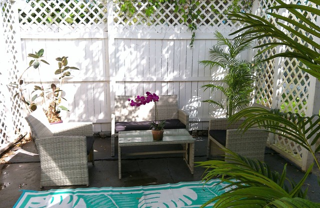 Vintage Beach Hut and Private Courtyard