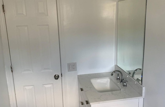 Vintage Chic 2 bedroom 6 minutes from beach!