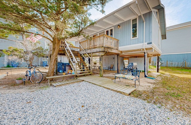 Vintage cottage by the beach with AC, furnished deck, grill, & washer/dryer