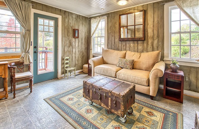 Vintage Cottage Downtown Waynesville