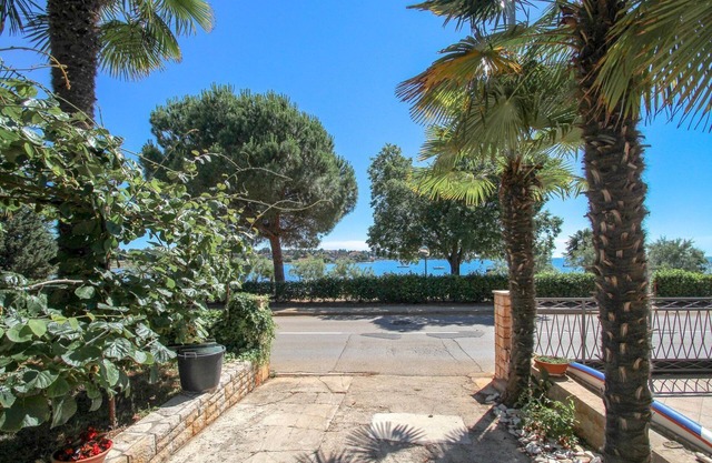 Vintage flat just 60 metres from the beach with private parking, terrace, barbecue