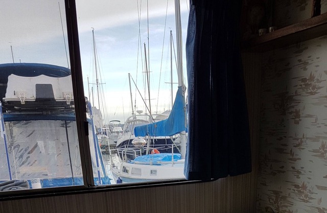 Vintage Houseboat moored in spectacular Marina nearby Seabus in North Vancouver