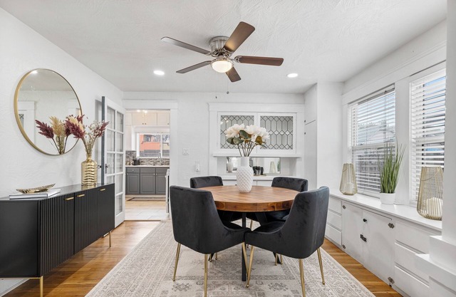 Vintage/Modern Design 3-bedroom house w/WiFi, AC near Hospitals and Downtown