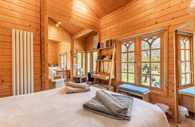 Violet Lodge | Easy access to Norfolk Broads - Norfolk Holiday Properties.