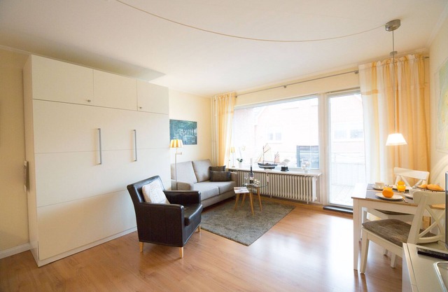 Vis-à-vis the Wadden Sea, spacious, comfortable 1-room apartment, large balcony. south-facing balcony, WLAN