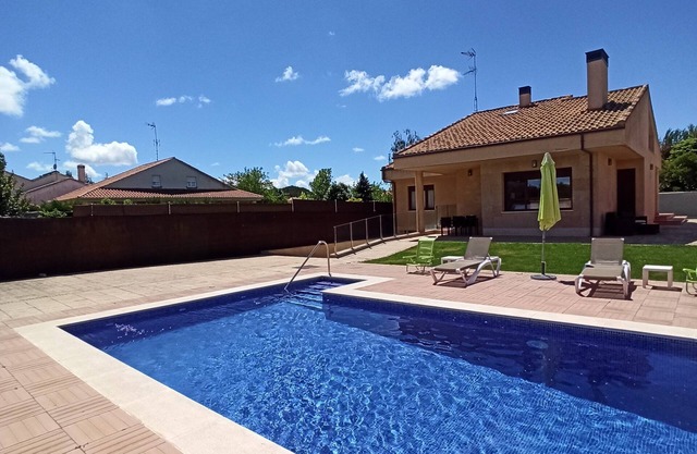Vivienda Unifamiliar, con Piscina y Amplio Jardín. A 10 Minutos de Salamanca