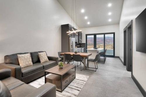 Vizcaya #4 - Moab's Newest Luxury Rental (Hot Tub)