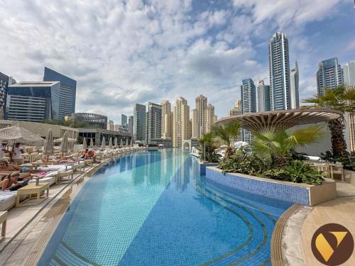 Vogue in Heart of Marina One Bedroom Apartment located on 26th Floor with Balcony and access to all Amenities, Direct Access to Dubai Marina Mall