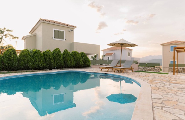 VR Villa Chloe - 2 bed 2 bath villa with patio and pool