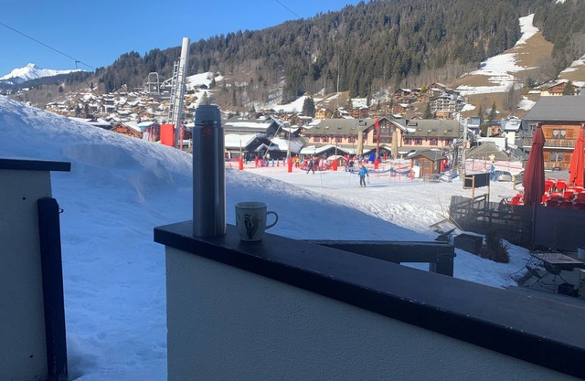 Vraiment ski au pieds á 150m du ESF et center, agréable app avec terrasse