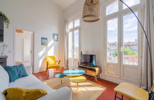 Vue Azure - 3 ch, Plein Centre, Climatisé, Balcon