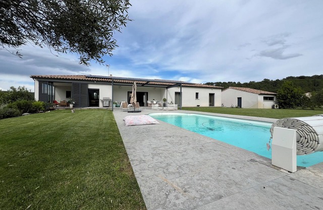 Vue sur Château, Piscine Chauffée, 30minutes Plage de Camargue, 10 Couchages
