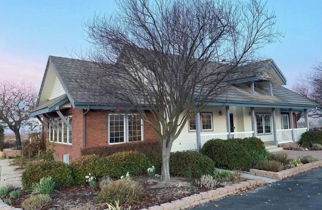 Vukelich Vineyards - Amazing Views with Hot Tub, Minutes Away From Downtown