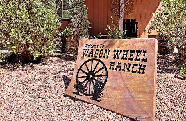 Wagon Wheel Ranch close to DVNP with hot tub and cowboy pool
