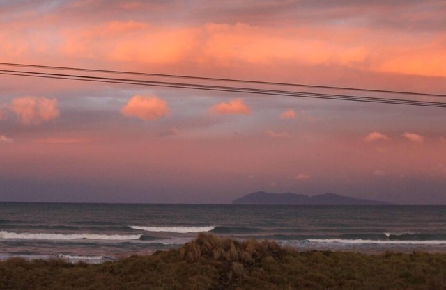 Waihi Beach bach - people and pet friendly