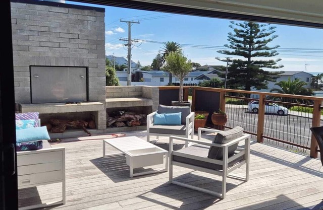 Waihi Beach Wowzer: Spacious & Stylish Retreat with Sea Views & beach proximity!
