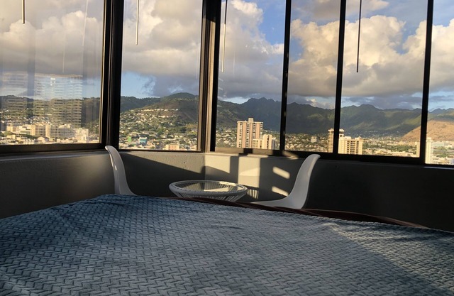 Waikiki studio, panoramic view, lots of amenities, 10 min walk to the beach!