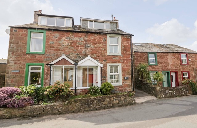WAINWRIGHT COTTAGE, family friendly, with open fire in Gosforth