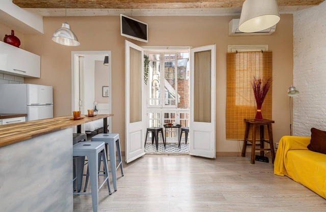 Wake in a luminous, chic and ideally located flat, surrounded by the magic of Barcelona
