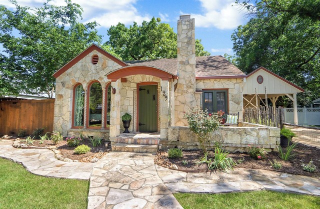 WALK EVERYWHERE, steps to Historic Downtown Boerne, 1920's cottage sleeps 6!