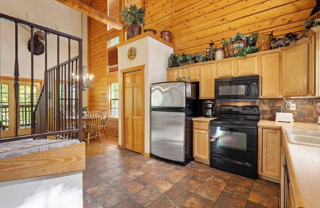 Walk-in Log Cabin with Fireplace & Screened-in Balcony - Heart of Branson
