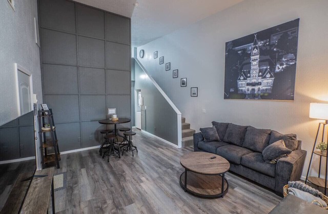 Walk to bars and restaurants! Pet friendly.