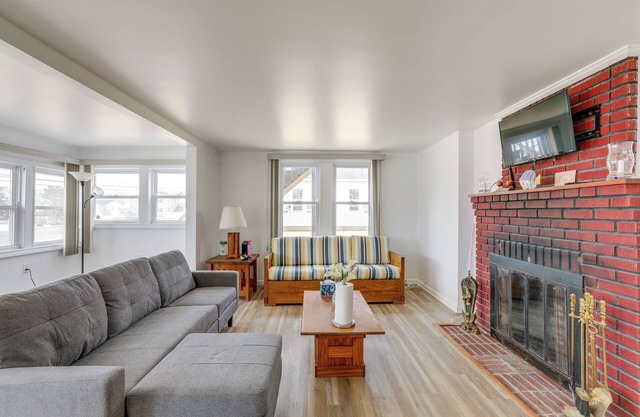 Walk to Bay & Ocean: Pet-Friendly Surf City Apt