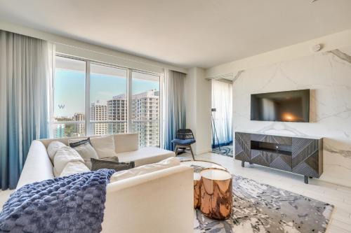 Walk to Beach and Dining! Luxe Fort Lauderdale Condo