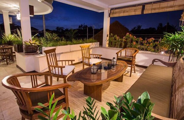 Walk To Beach, Cafes And Spas! Special Rates for 2017!