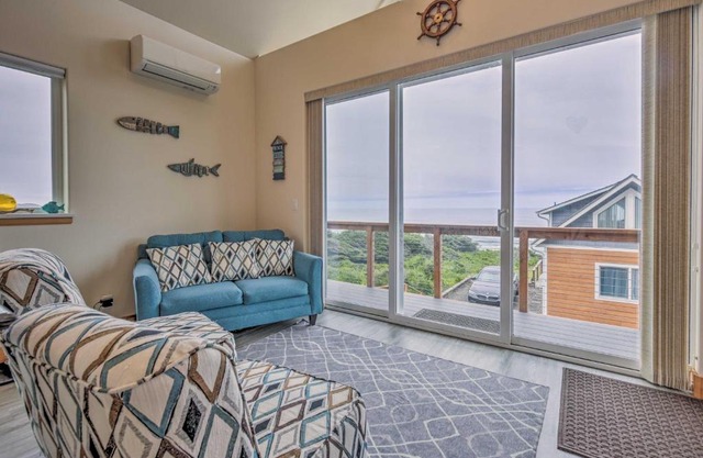 Walk to Beach! Chic Yachats Gem with Private Balcony