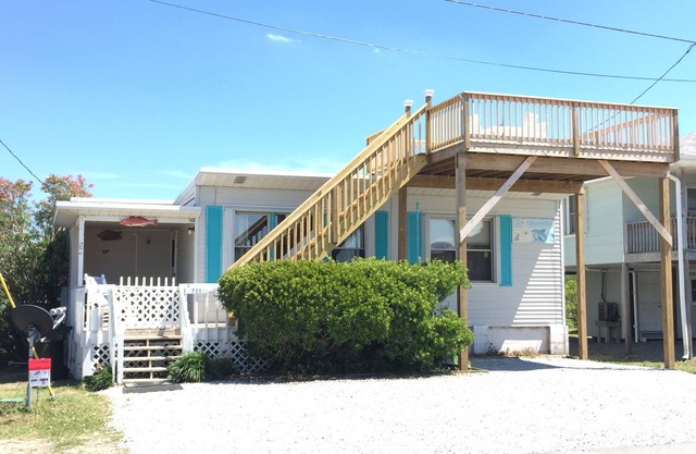 Walk to Beach! Dog-Friendly Cottage w/Fenced Yard, Sound Views & Rooftop Deck