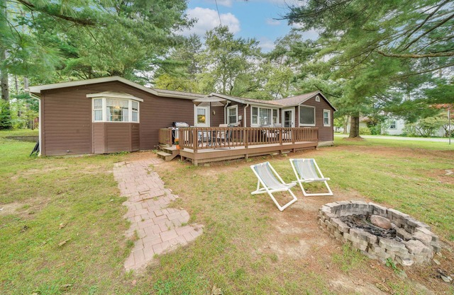 Walk to Beach & Lake: Idyllic Escape in Edinboro!