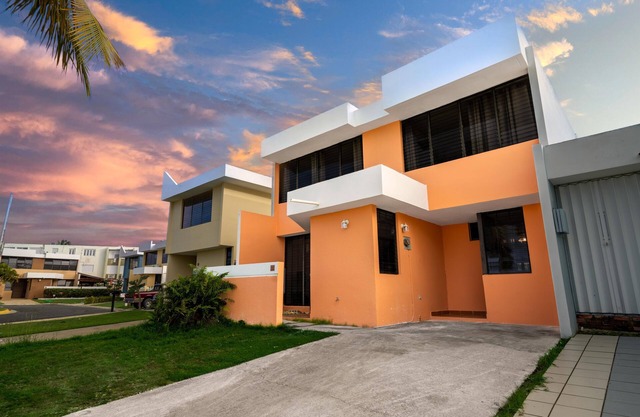 Walk to beach, Pool, close to Kioskos & Rainforest, 24 hr security, parking n