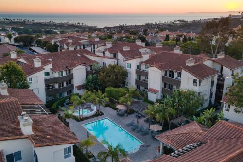 Walk to Beach Pool Hot Tub Private Patio Parking Seabreeze Retreat