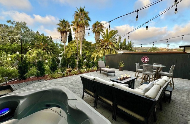 Walk to beach-private yard w/spa, fire pit, AC & more in downtown San Clemente!